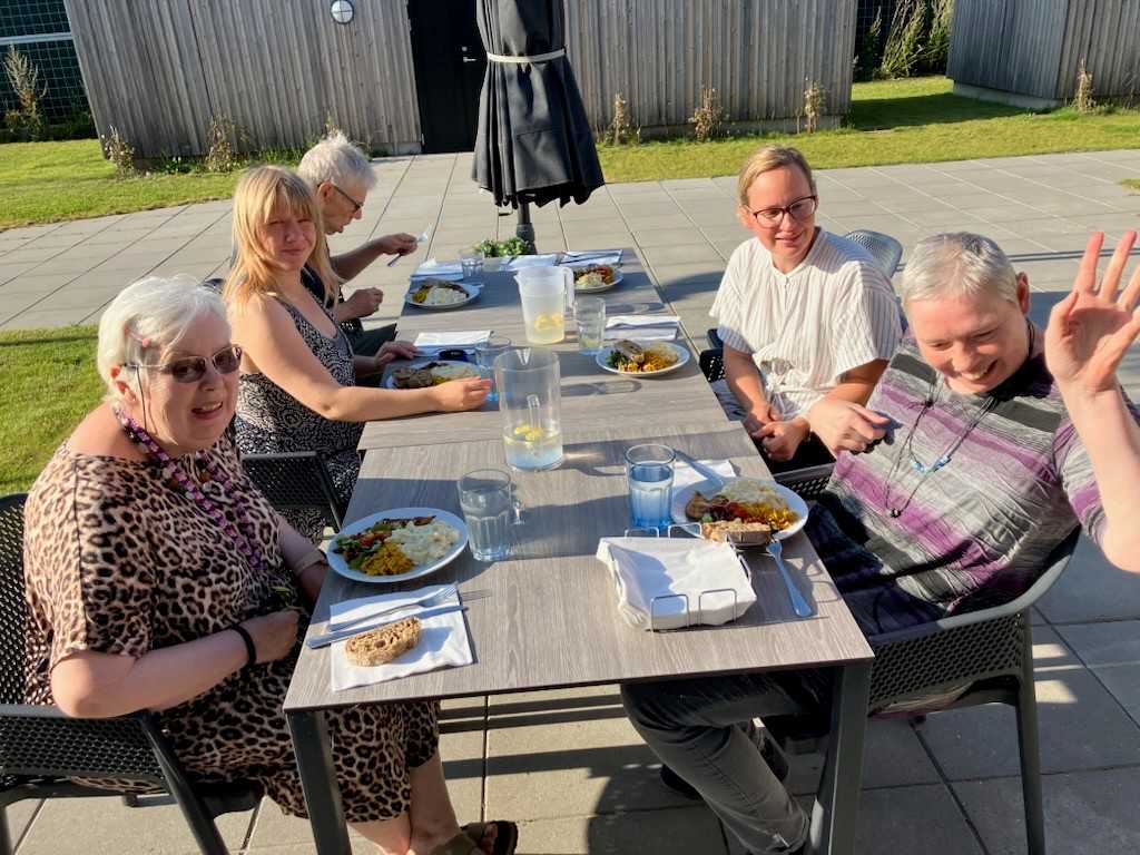 Frokost udenfor, i højt solskin.